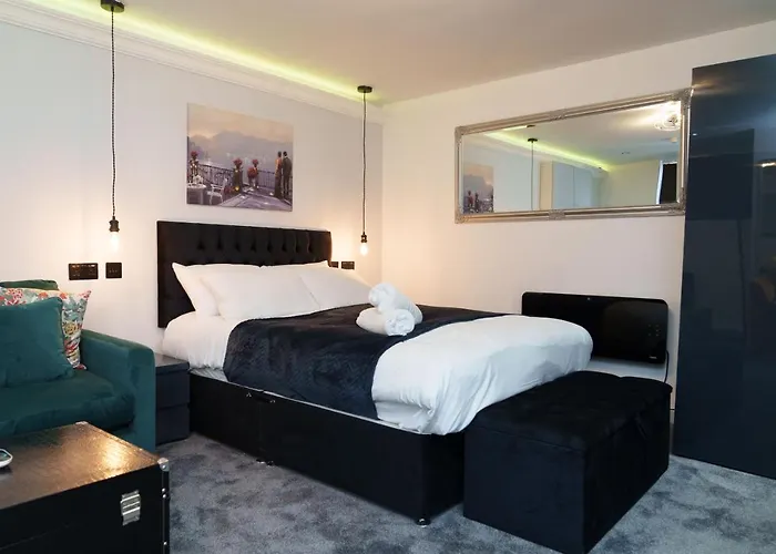 Willow * Leeds (West Yorkshire)